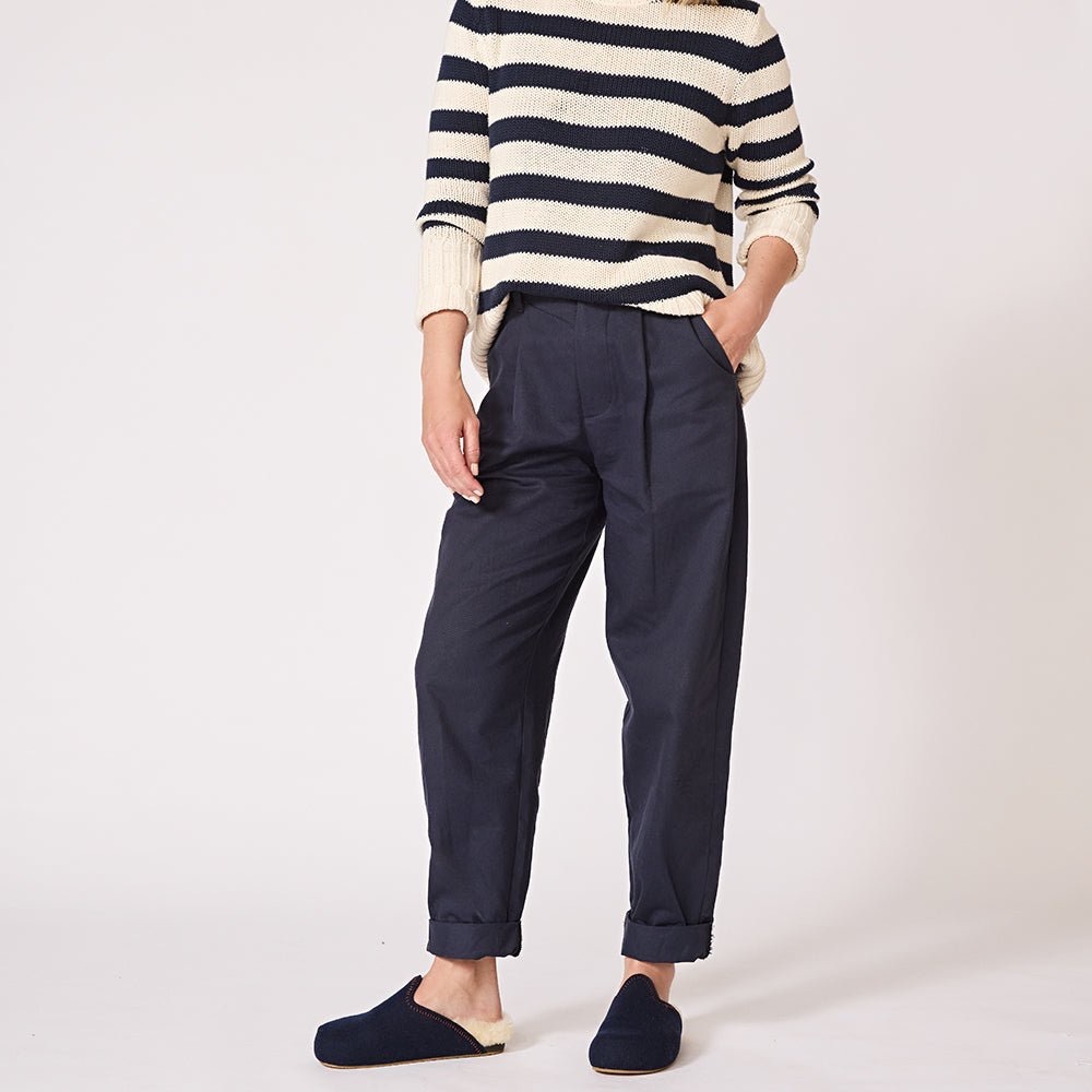 COMMBI The Woolie Burro in Navy on the Shearling Footbed Women’s size 10